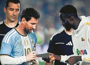 Cadoul misterios primit de Lionel Messi din partea adversarilor la meciul de retragere: „Este pentru soția ta”