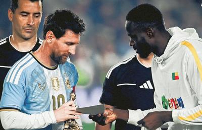 Cadoul misterios primit de Lionel Messi din partea adversarilor la meciul de retragere: „Este pentru soția ta”
