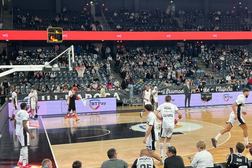 Jucătorii lui U-BT Cluj-Napoca, la încălzire înaintea duelului cu Umana Reyer Veneția/Foto: David Istrate (GSP.ro)