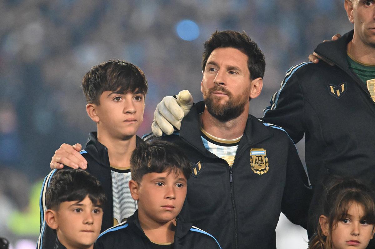 Bannerul interzis care a reapărut la despărțirea lui Messi! Leo n-a mai putut cânta imnul și a izbucnit în lacrimi