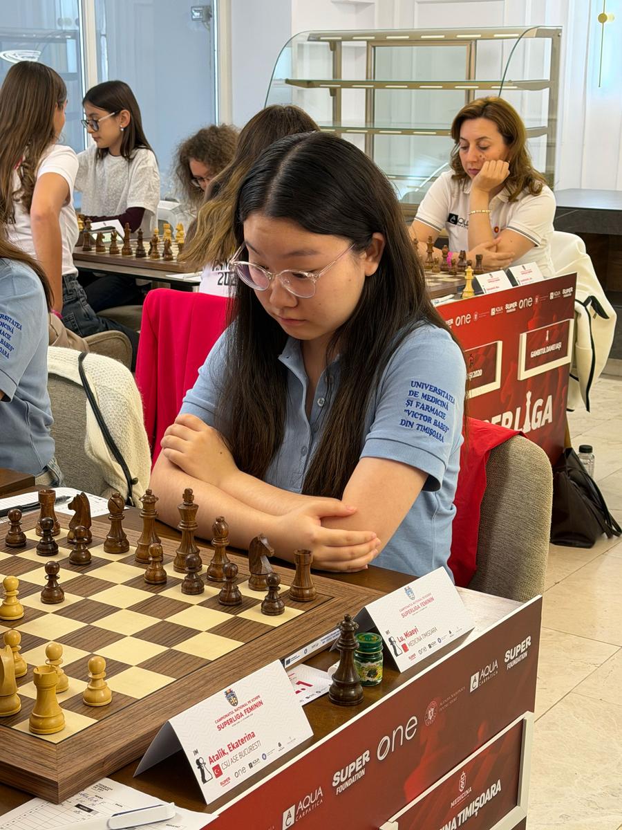 Lu Miaoyi concentrată, în timpul unei partide Premieră în șahul feminin românesc: prima campioană olimpică en-titre care joacă într-o competiție internă