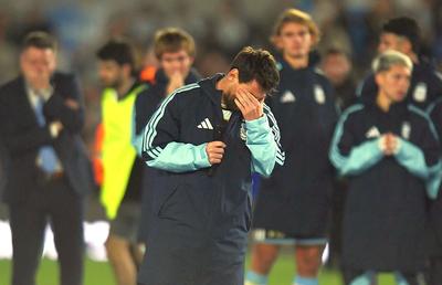 Leo Messi, așa cum nu l-ai văzut niciodată » Vizibil emoționat la ultimul meci pentru Argentina: „Nu vreau să părăsesc terenul. Vă iubesc!”