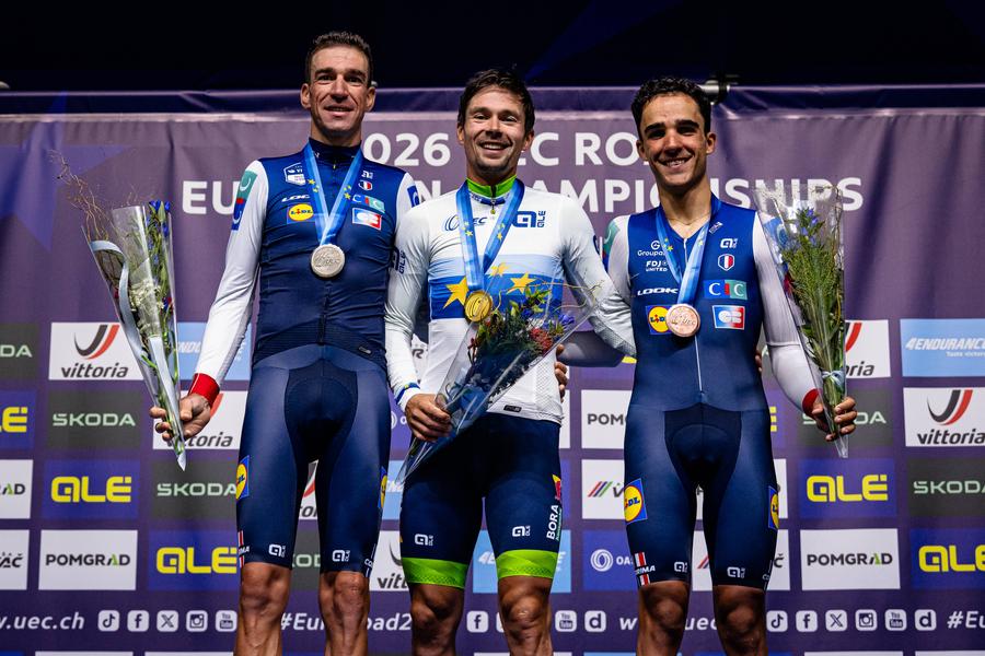 Podiumul european cu Bruno Armirail, Primoz Roglic și Maxime Decomble FOTO Imago Images Primoz Roglic, campion european acasă! Slovenul a câștigat contratimpul în fața propriilor suporteri