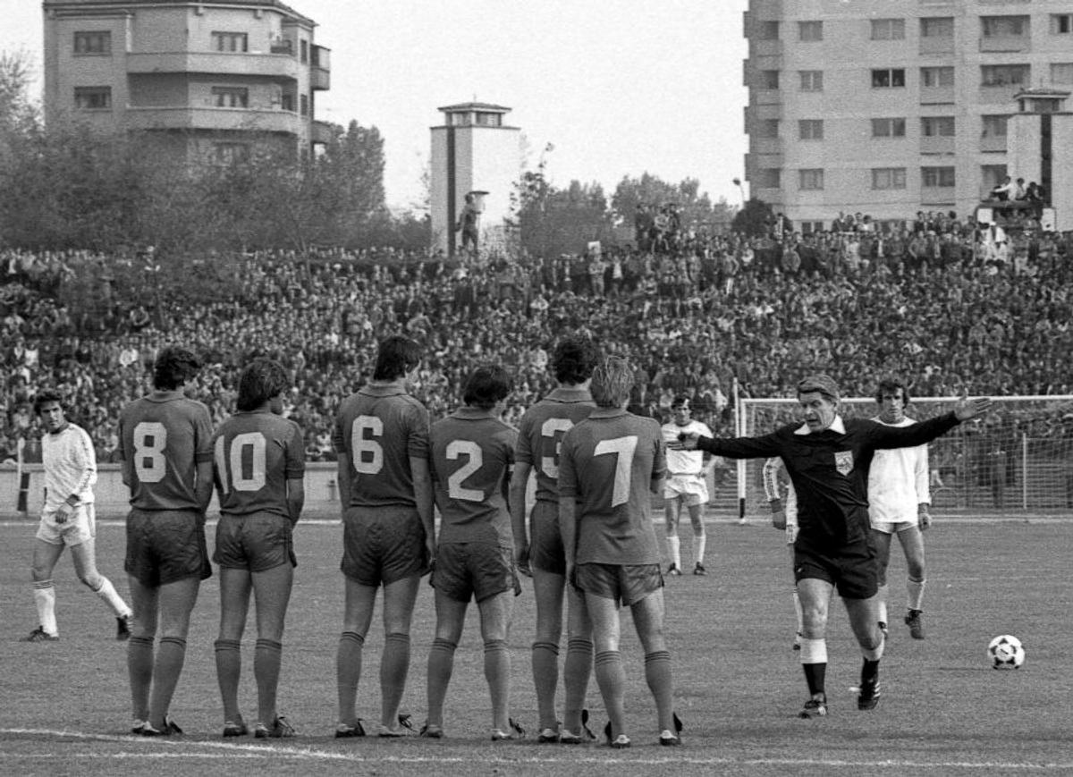 RETRO GSP » Jumătate de veac de la debutul celui mai mare arbitru român: „Am 17 inovații aplicate. După meciuri, trebuia să fac rost de butelie, de alimente, să îmi ajut familia”