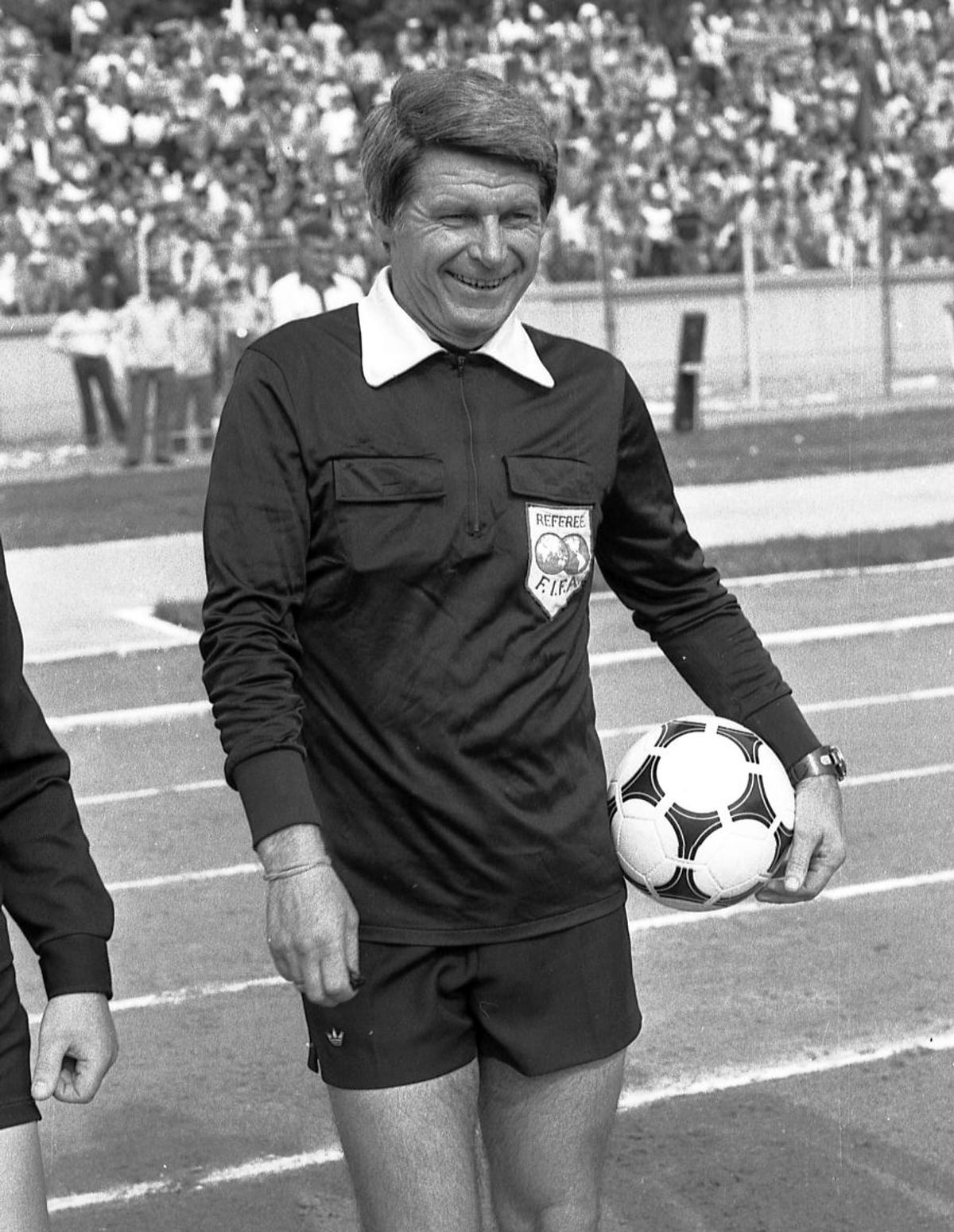 RETRO GSP » Jumătate de veac de la debutul celui mai mare arbitru român: „Am 17 inovații aplicate. După meciuri, trebuia să fac rost de butelie, de alimente, să îmi ajut familia”