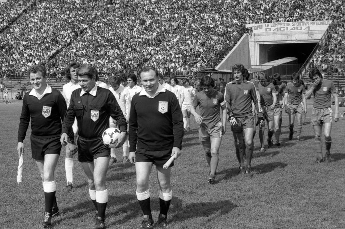 RETRO GSP » Jumătate de veac de la debutul celui mai mare arbitru român: „Am 17 inovații aplicate. După meciuri, trebuia să fac rost de butelie, de alimente, să îmi ajut familia”