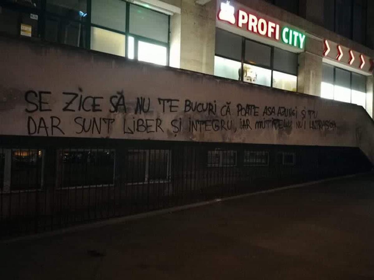 FOTO Mesaj împotriva lui Adrian Mititelu pe străzile din Craiova: „Sunt liber și integru, iar el nu” » Nu e opera fanilor rivalei CS Universitatea