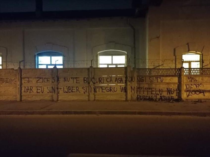 Un mesaj adresat lui Adrian Mititelu (52 de ani) a apărut în mai multe locuri din Craiova.