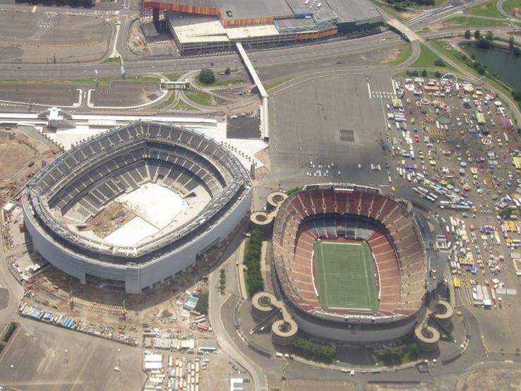 Vechea și noua arenă a celor de la New York Giants și New York Jets