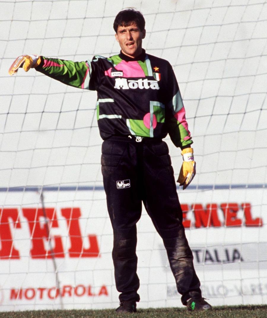 Mario Ielpo a apărat poarta Milanului în perioada 1993 - 1996, câștigând 5 trofee, între care o Ligă a Campionilor Tătărușanu a apărat un penalty în AC Milan - Inter! Două goluri în Derby della Madonnina