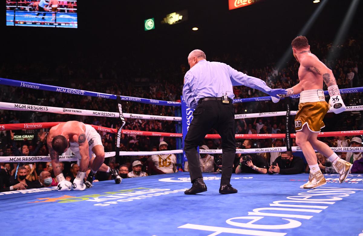 „Canelo” Alvarez a făcut istorie » E primul campion absolut la mijlocie după victoria prin KO contra lui Caleb Plant