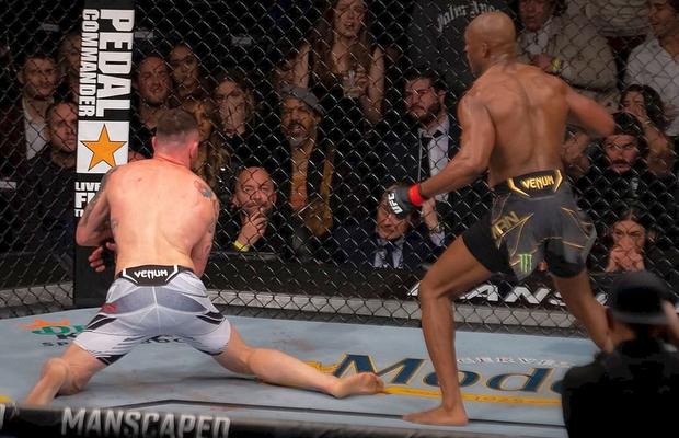 Kamaru Usman își păstrează centura UFC! L-a învins pe Colby Covington după o luptă spectaculoasă