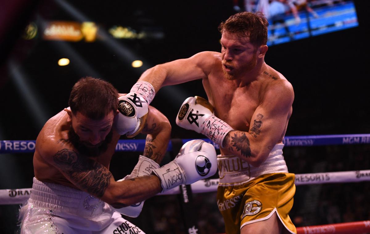 „Canelo” Alvarez a făcut istorie » E primul campion absolut la mijlocie după victoria prin KO contra lui Caleb Plant
