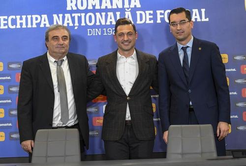 Mirel Rădoi (centru), alături de Mihai Stoichiță (stânga) și Răzvan Burleanu (dreapta)