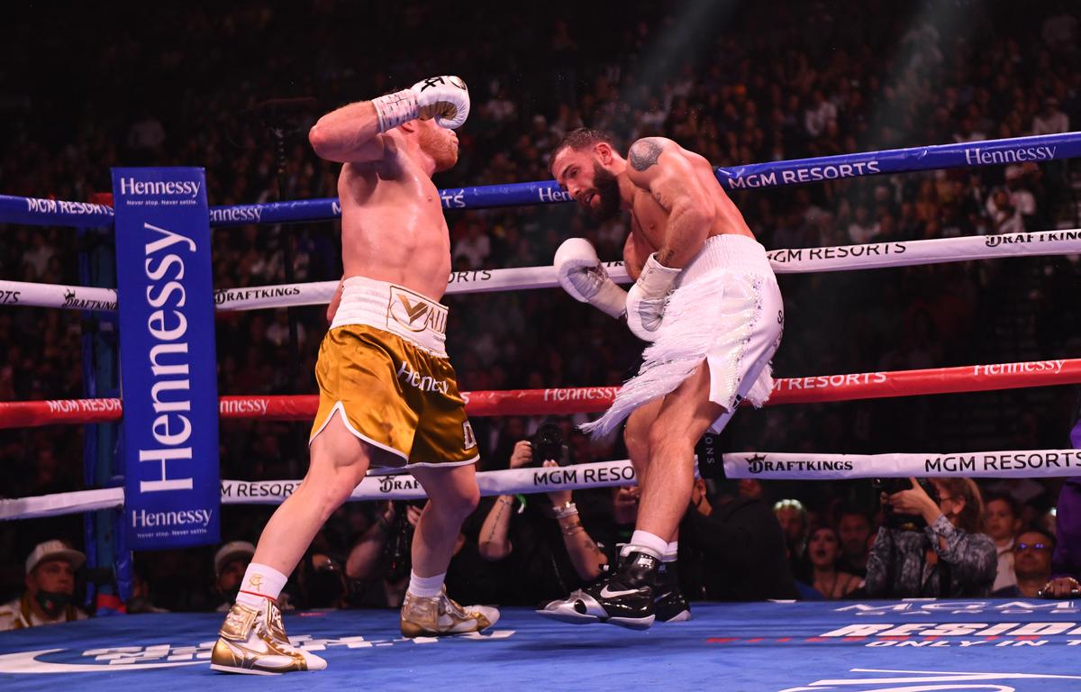 „Canelo” Alvarez a făcut istorie » E primul campion absolut la mijlocie după victoria prin KO contra lui Caleb Plant