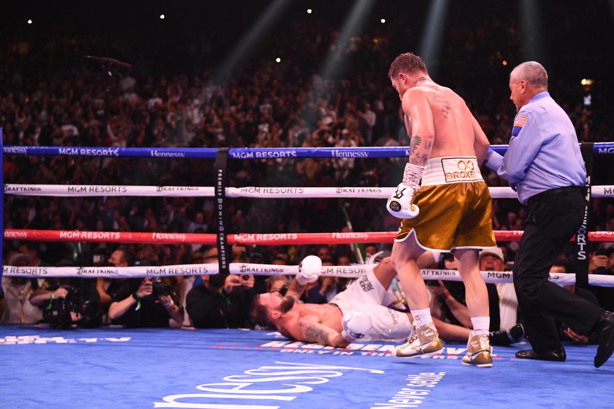 „Canelo” Alvarez a făcut istorie » E primul campion absolut la mijlocie după victoria prin KO contra lui Caleb Plant