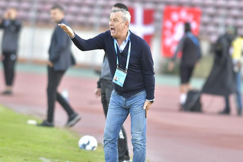 CFR Cluj a învins-o categoric pe Dinamo, scor 3-0, în runda #15 din Liga 1. Mircea Rednic, antrenorul „câinilor”, s-a luat la final de atacantul Mirko Ivanovski (32 de ani), din cauza lipsei de altruism.