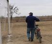 Cum se joacă un meci în județeana din Călărași? De la baros la fotbal, cu o vizită prin cimitir! „Sunteți nebuni? Îi luăm tare, îi punem pe calea ferată!”