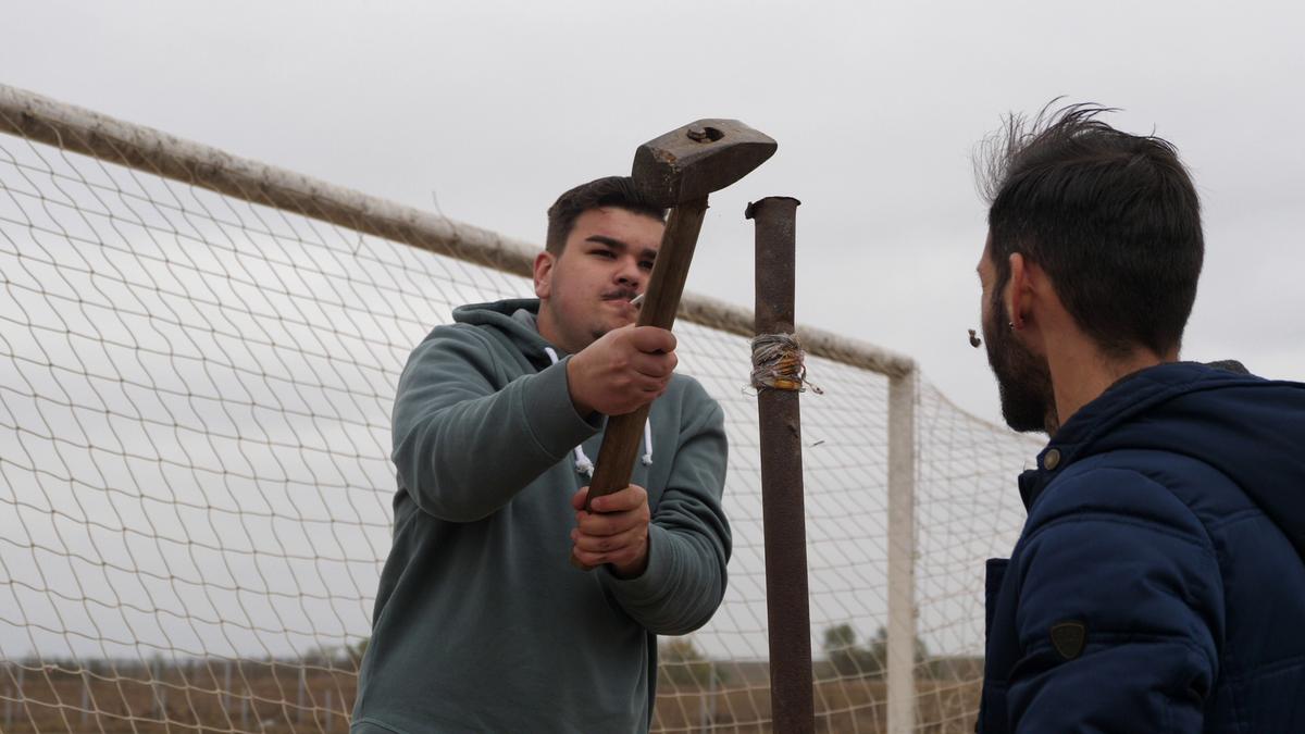 Cum se joacă un meci în județeana din Călărași? De la baros la fotbal, cu o vizită prin cimitir! „Sunteți nebuni? Îi luăm tare, îi punem pe calea ferată!”