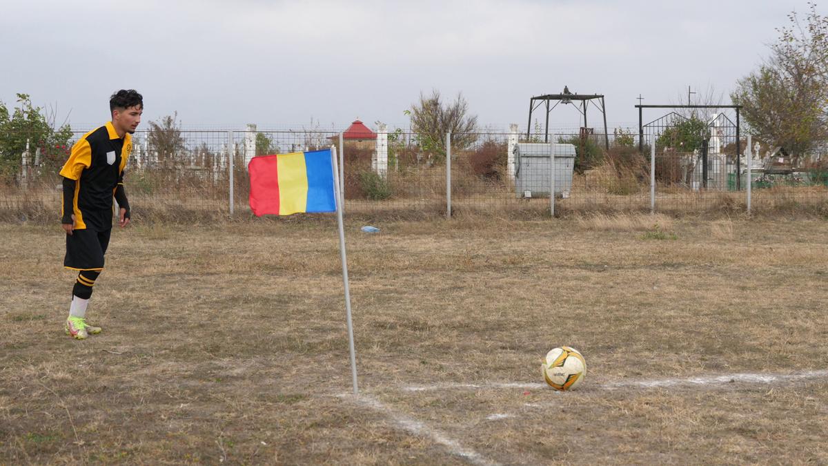 Cum se joacă un meci în județeana din Călărași? De la baros la fotbal, cu o vizită prin cimitir! „Sunteți nebuni? Îi luăm tare, îi punem pe calea ferată!”