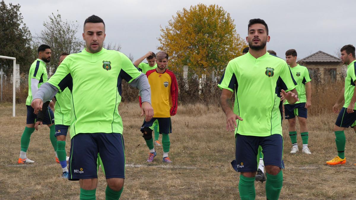 Cum se joacă un meci în județeana din Călărași? De la baros la fotbal, cu o vizită prin cimitir! „Sunteți nebuni? Îi luăm tare, îi punem pe calea ferată!”