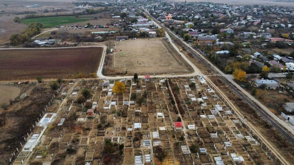Cum se joacă un meci în județeana din Călărași? De la baros la fotbal, cu o vizită prin cimitir! „Sunteți nebuni? Îi luăm tare, îi punem pe calea ferată!”