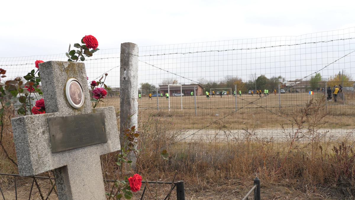 Cum se joacă un meci în județeana din Călărași? De la baros la fotbal, cu o vizită prin cimitir! „Sunteți nebuni? Îi luăm tare, îi punem pe calea ferată!”