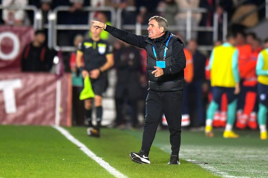 Încă o dată, Gheorghe Hagi nu se alătură curentului defetist și arată că și în România se poate munci cu folos în fotbal (foto: Raed Krishan) În căutarea oii fantastice