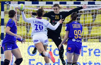 România a primit o lecție usturătoare din partea Franței, dar rămâne în cărți pentru calificarea în grupa principală de la CE de handbal feminin