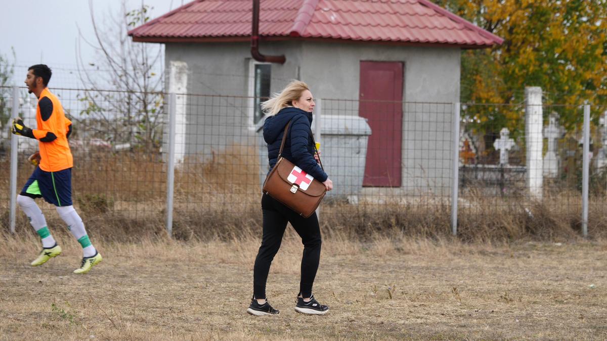 Cum se joacă un meci în județeana din Călărași? De la baros la fotbal, cu o vizită prin cimitir! „Sunteți nebuni? Îi luăm tare, îi punem pe calea ferată!”