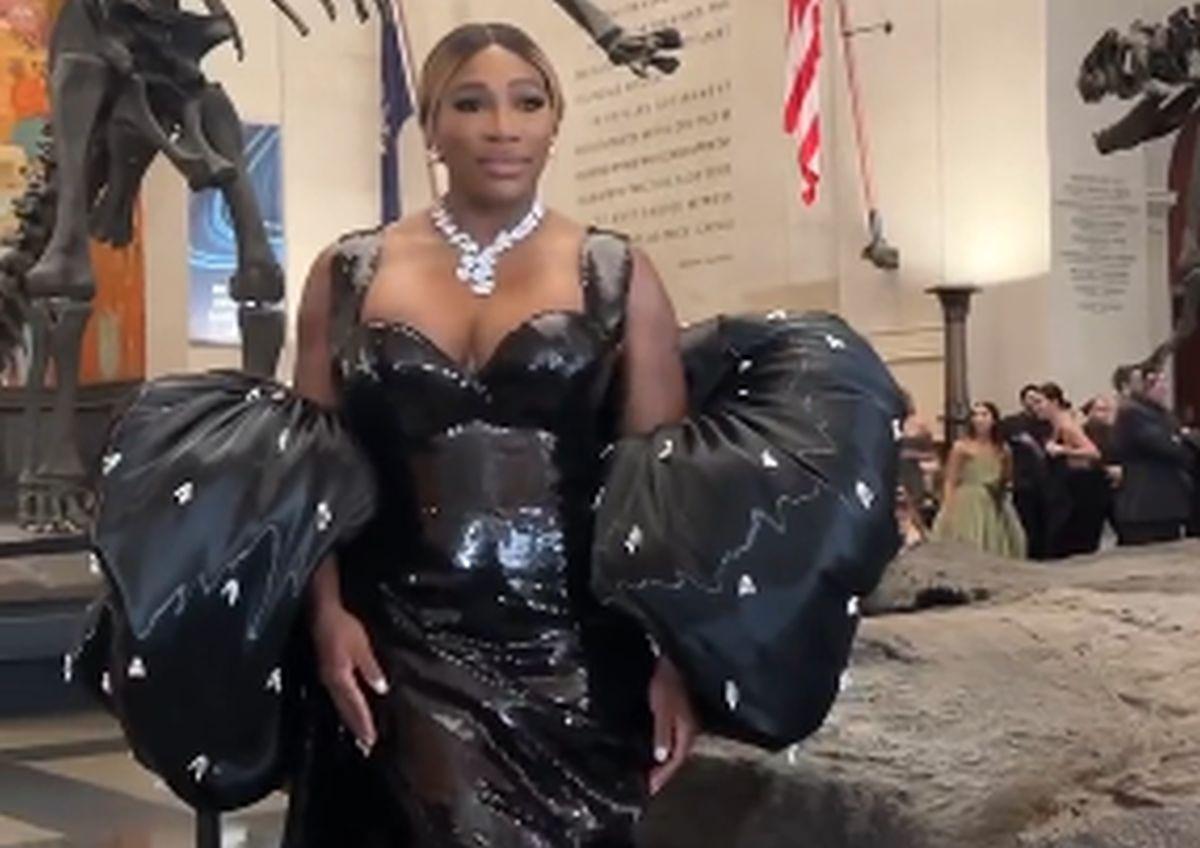 Pe urmele lui Beyonce și Rihanna » „Fashion icon” Serena Williams a atras toate privirile noaptea trecută la gala din New York, cu un decolteu generos