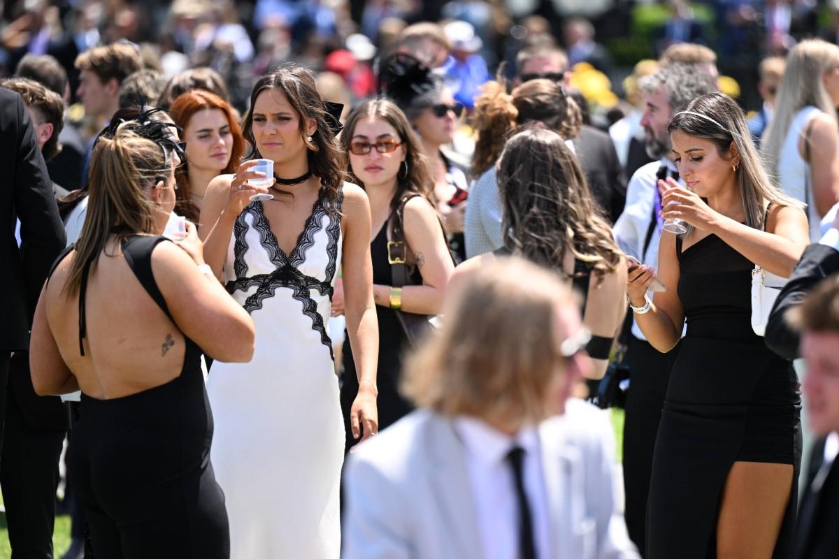 „Măcel la beție” » Peste 85.000 de oameni au făcut haos la cea mai importantă cursă de cai din țară