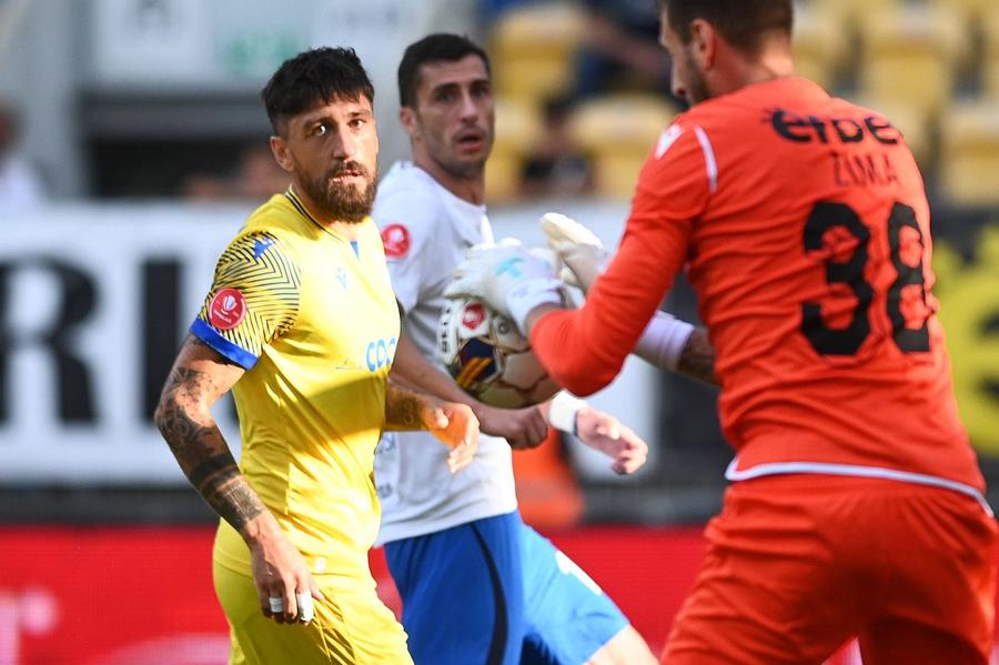 Paul Papp, stoperul Petrolului, e considerat de Bîrligea unul dintre fundașii cei mai agasanți din Liga 1 Daniel Bîrligea, autoportret altfel: „Dacă primesc un pumn în gură, știi cum reacționez?” + Cel mai agasant fundaș: „Lovește cu coatele, te ține!”