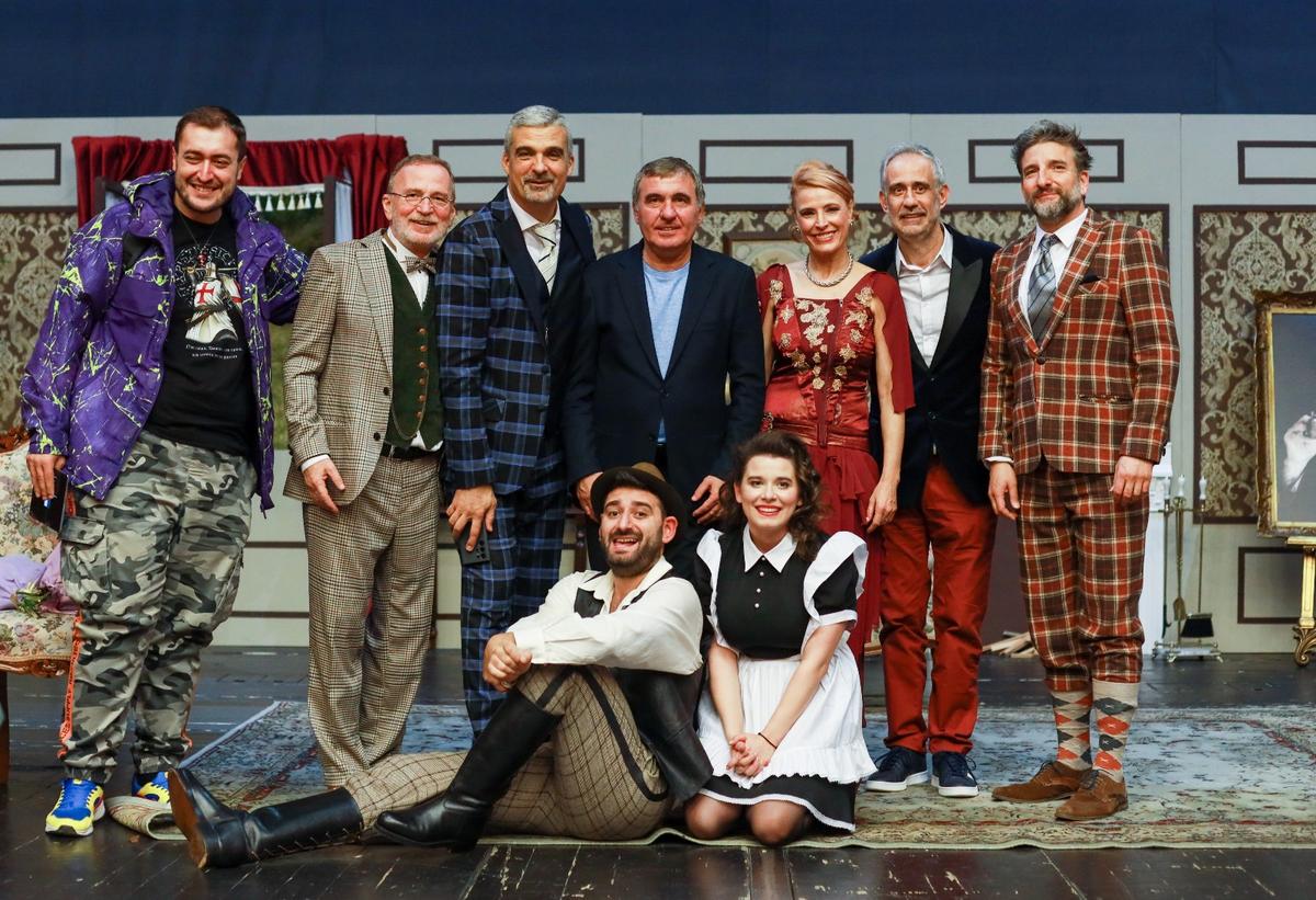 Piesa de teatru „Sistemul Perfect” cu Kira Hagi a avut premiera la Teatru Național din București! Hagi a urcat pe scenă, aplaudat de sute de oameni