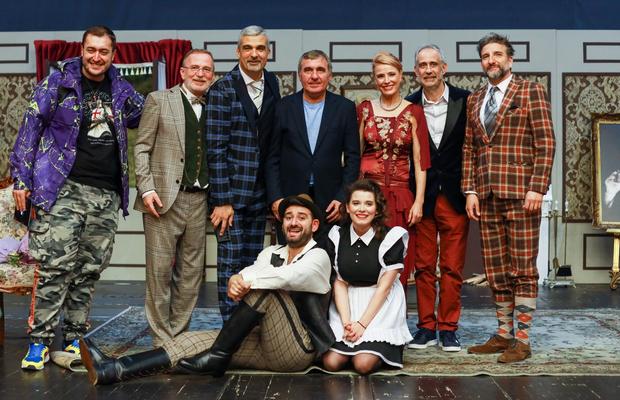 Piesa de teatru „Sistemul Perfect” cu Kira Hagi a avut premiera la Teatru Național din București! Hagi a urcat pe scenă, aplaudat de sute de oameni
