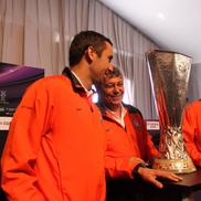 Mircea Lucescu alături de Darijo Srna și Fernandinho. Foto: Imago Images