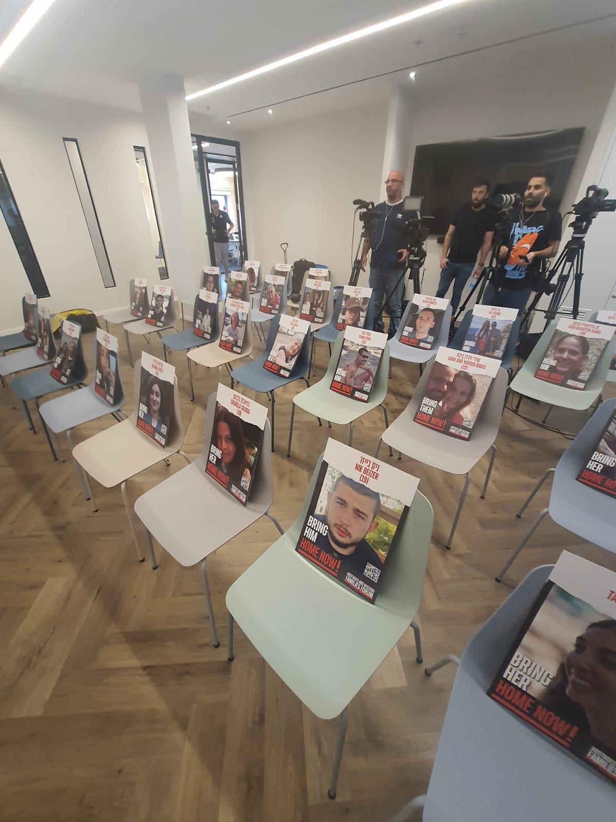 Imagini de mare impact emoțional! Ce a apărut pe scaune în conferința naționalei de fotbal a Israelului