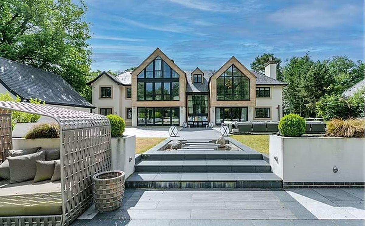 Imagini impresionate cu vila scoasă la vânzare de Benjamin Mendy