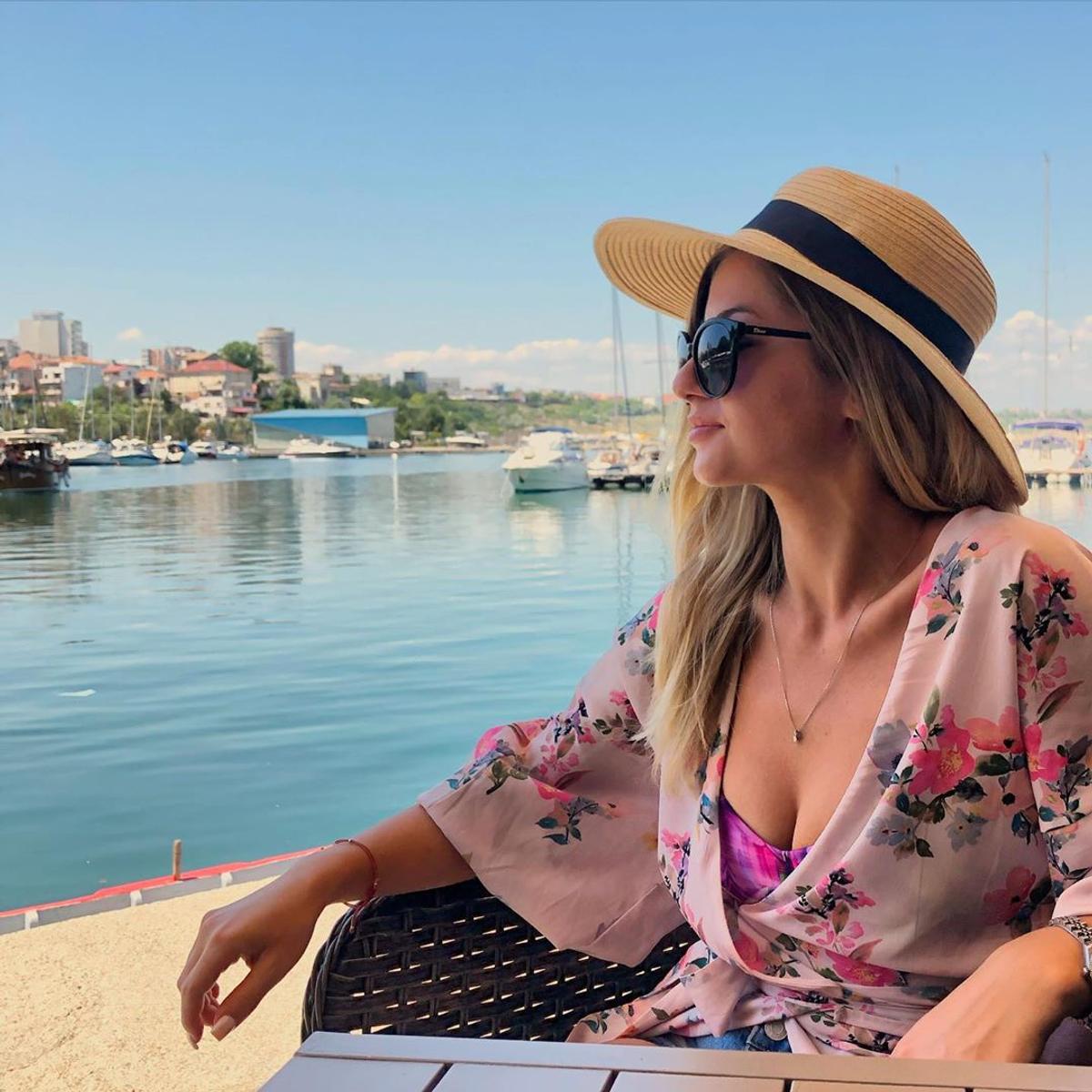 Fosta vedetă din Superliga se distrează cu iubita în Dubai! Francesca a lăsat România, unde era vedetă TV, și s-a mutat cu el în Emiratele Arabe Unite