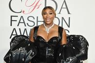 Pe urmele lui Beyonce și Rihanna » „Fashion icon” Serena Williams a atras toate privirile noaptea trecută la gala din New York, cu un decolteu generos
