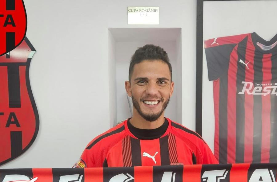 Erico da Silva a fost prezentat de noul club / Sursă foto: Facebok@ CSM Reșița Transfer surpriză în Liga 2 » Au adus fotbalistul străin cu peste 200 de meciuri în Superligă: „S-a alăturat familiei noastre”