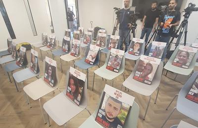 Imagini de mare impact emoțional! Ce a apărut pe scaune în conferința naționalei de fotbal a Israelului