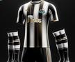 Newcastle - principala diferență de pe tricoul „coțofenelor” este dată de dungile subțiri de culoare aurie, care lipsesc de pe tricoul original.
