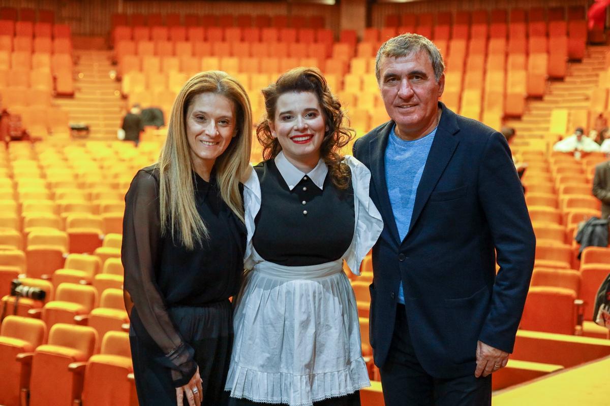 Piesa de teatru „Sistemul Perfect” cu Kira Hagi a avut premiera la Teatru Național din București! Hagi a urcat pe scenă, aplaudat de sute de oameni