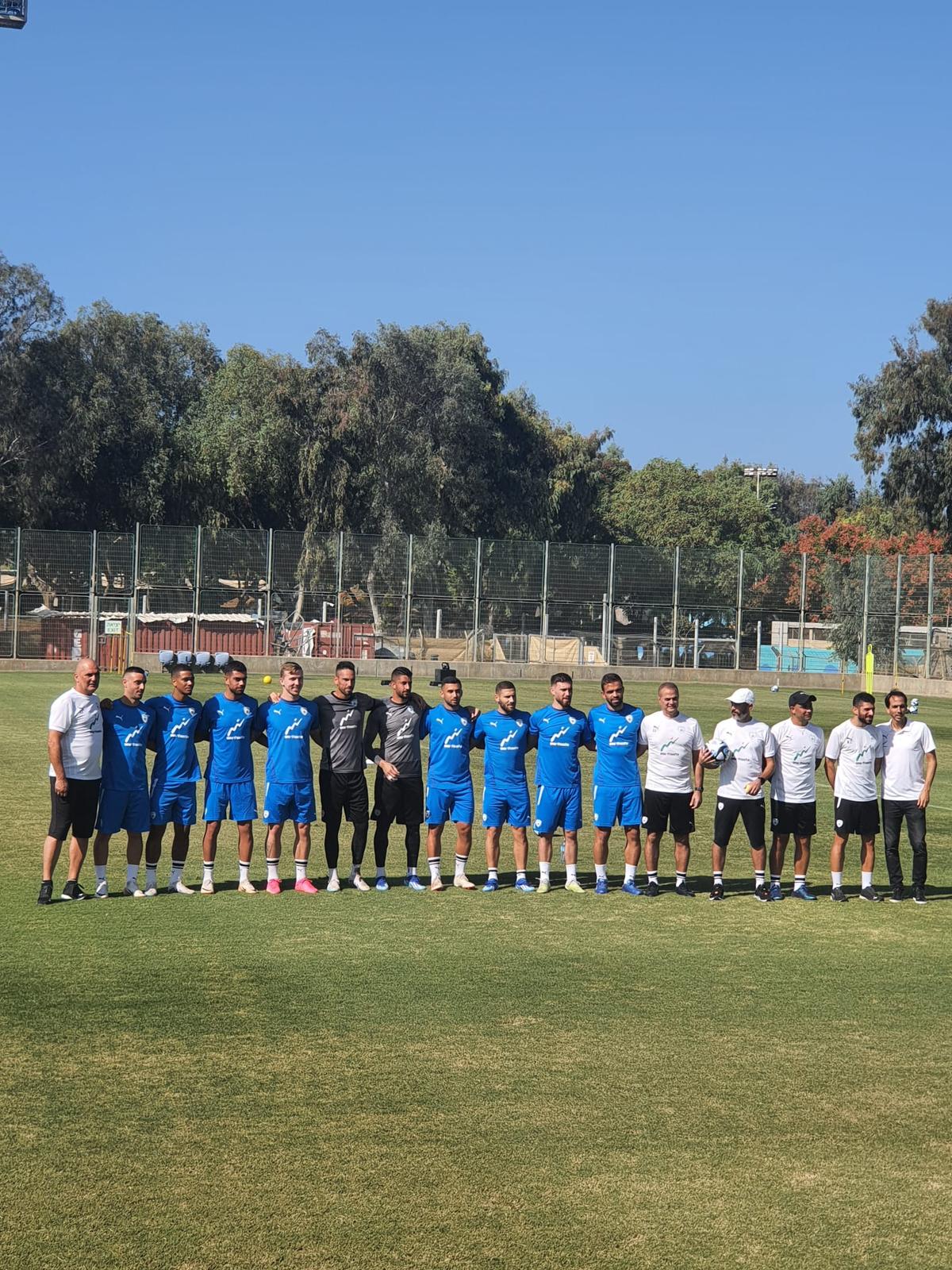 Imagini de mare impact emoțional. Pozele israelienilor răpiți de teroriștii Hamas, la conferința naționalei de fotbal!