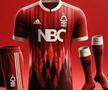 Nottingham Forest - pădurea din numele clubului apare și pe tricou.