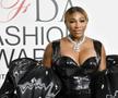 Pe urmele lui Beyonce și Rihanna » „Fashion icon” Serena Williams a atras toate privirile noaptea trecută la gala din New York, cu un decolteu generos
