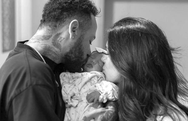 Momente teribile pentru Neymar: hoții au intrat înarmați în casă și au vrut să-i răpească logodnica și fiica nou-născută