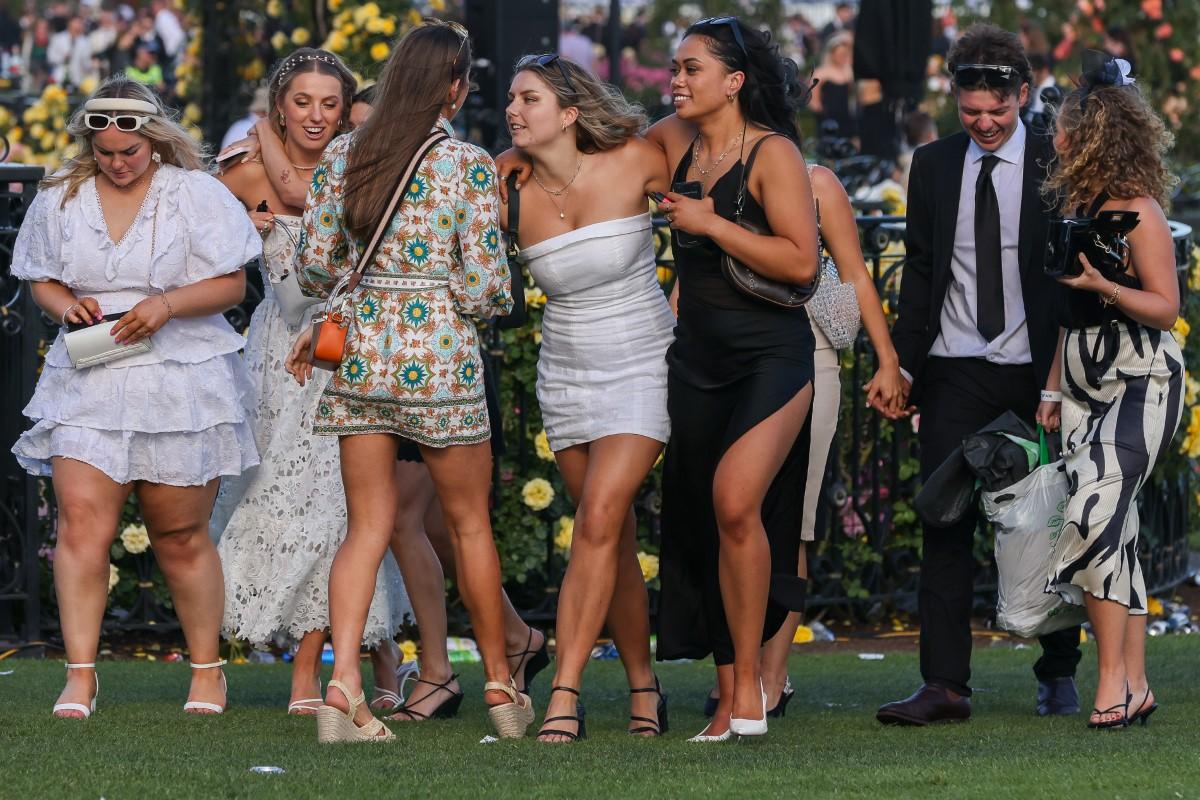 „Măcel la beție” » Peste 85.000 de oameni au făcut haos la cea mai importantă cursă de cai din țară