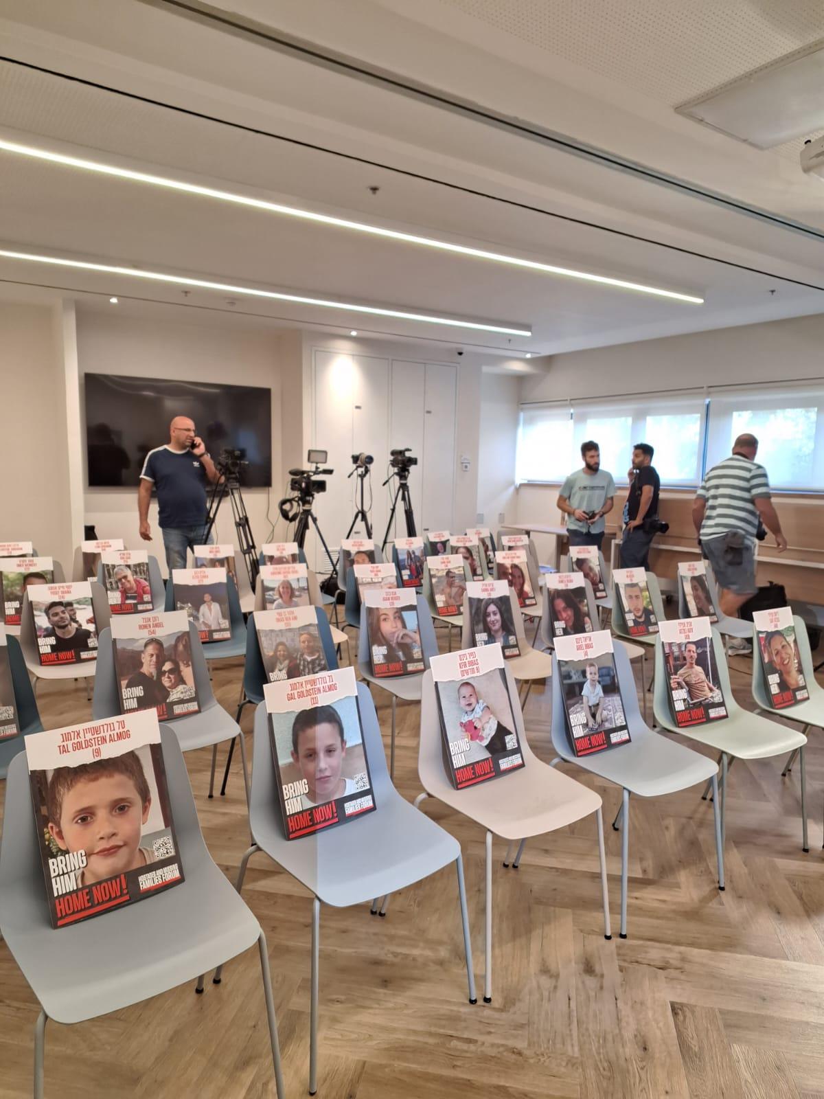 Imagini de mare impact emoțional. Pozele israelienilor răpiți de teroriștii Hamas, la conferința naționalei de fotbal!